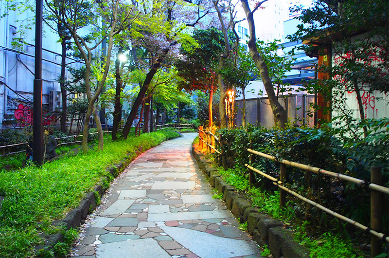 近所の外観にも溶けこんだデザイン性の高い外構工事を