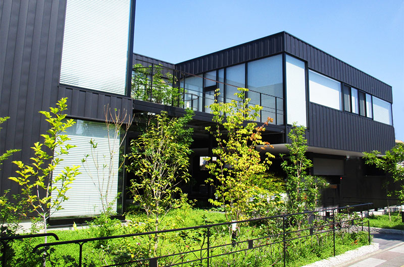 近所の外観にも溶けこんだデザイン性の高い外構工事を